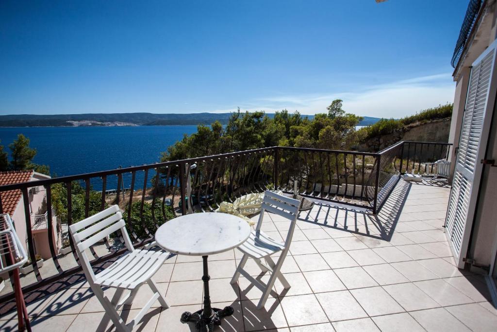Apartments Pusic Омиш Номер фото