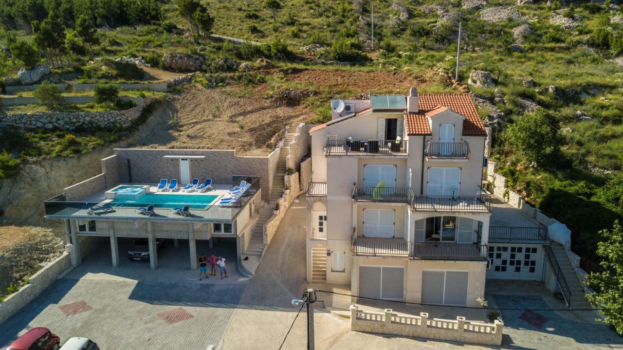 Apartments Pusic Омиш Экстерьер фото