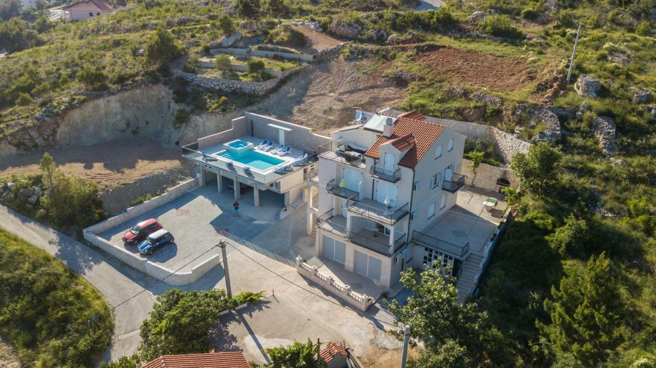 Apartments Pusic Омиш Экстерьер фото