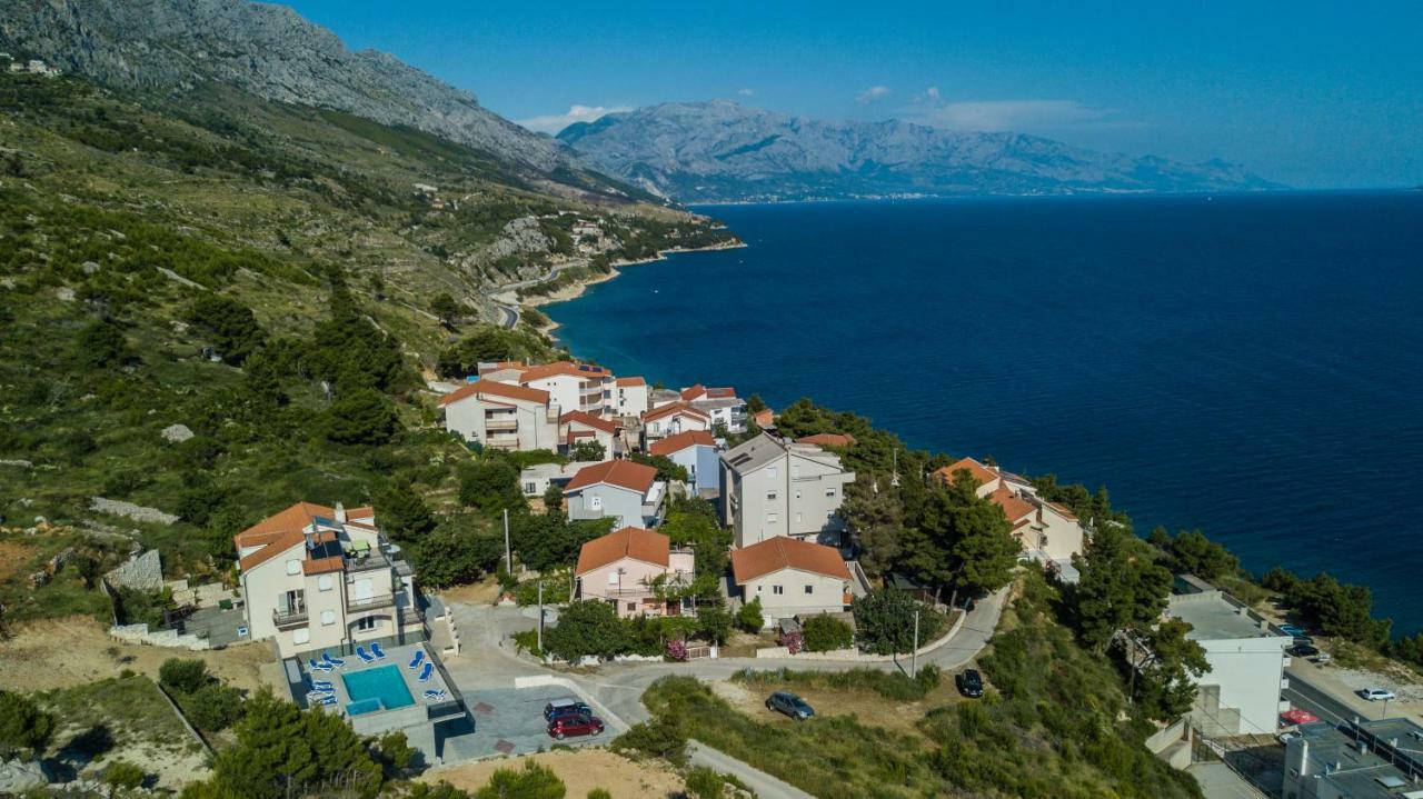 Apartments Pusic Омиш Экстерьер фото