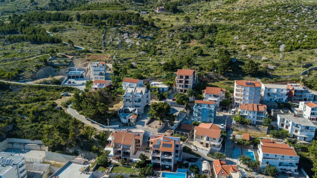 Apartments Pusic Омиш Экстерьер фото