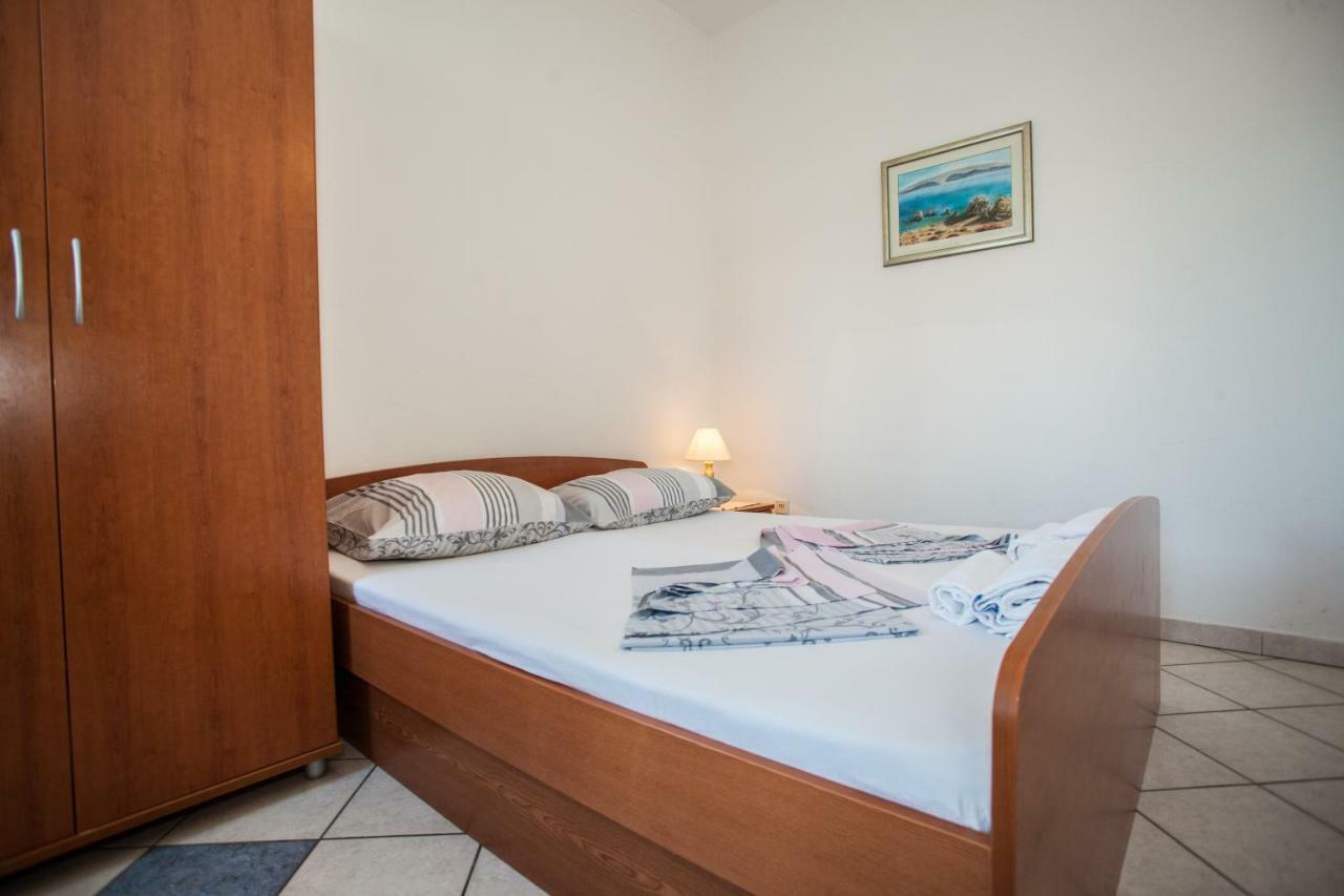 Apartments Pusic Омиш Экстерьер фото