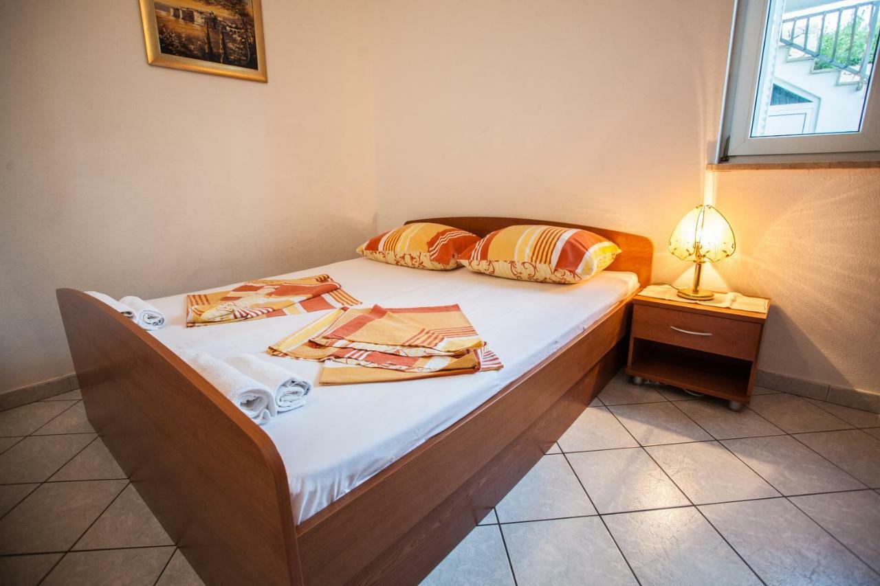 Apartments Pusic Омиш Экстерьер фото