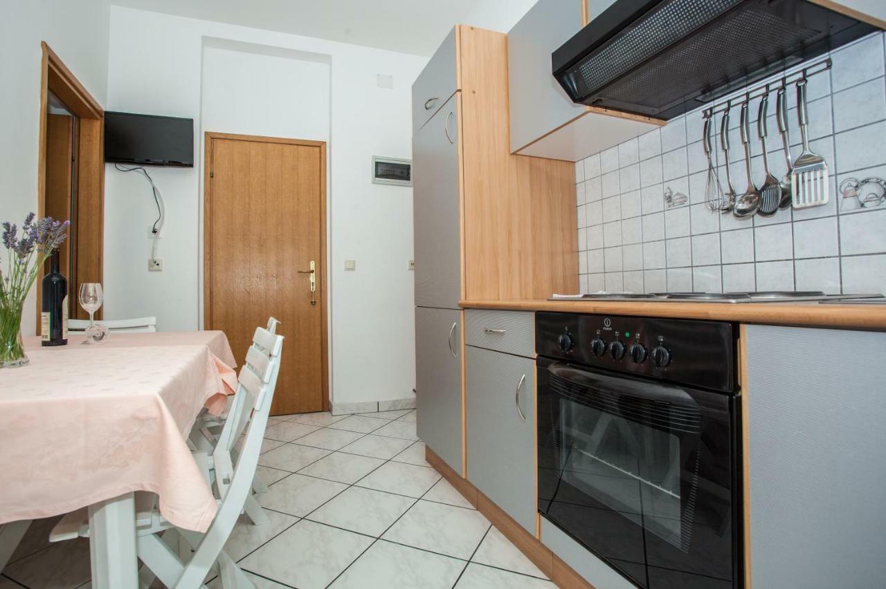 Apartments Pusic Омиш Экстерьер фото