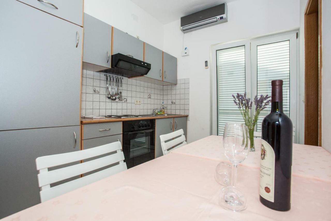 Apartments Pusic Омиш Экстерьер фото