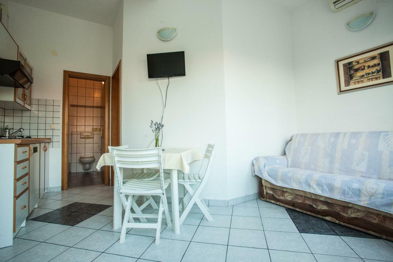Apartments Pusic Омиш Экстерьер фото
