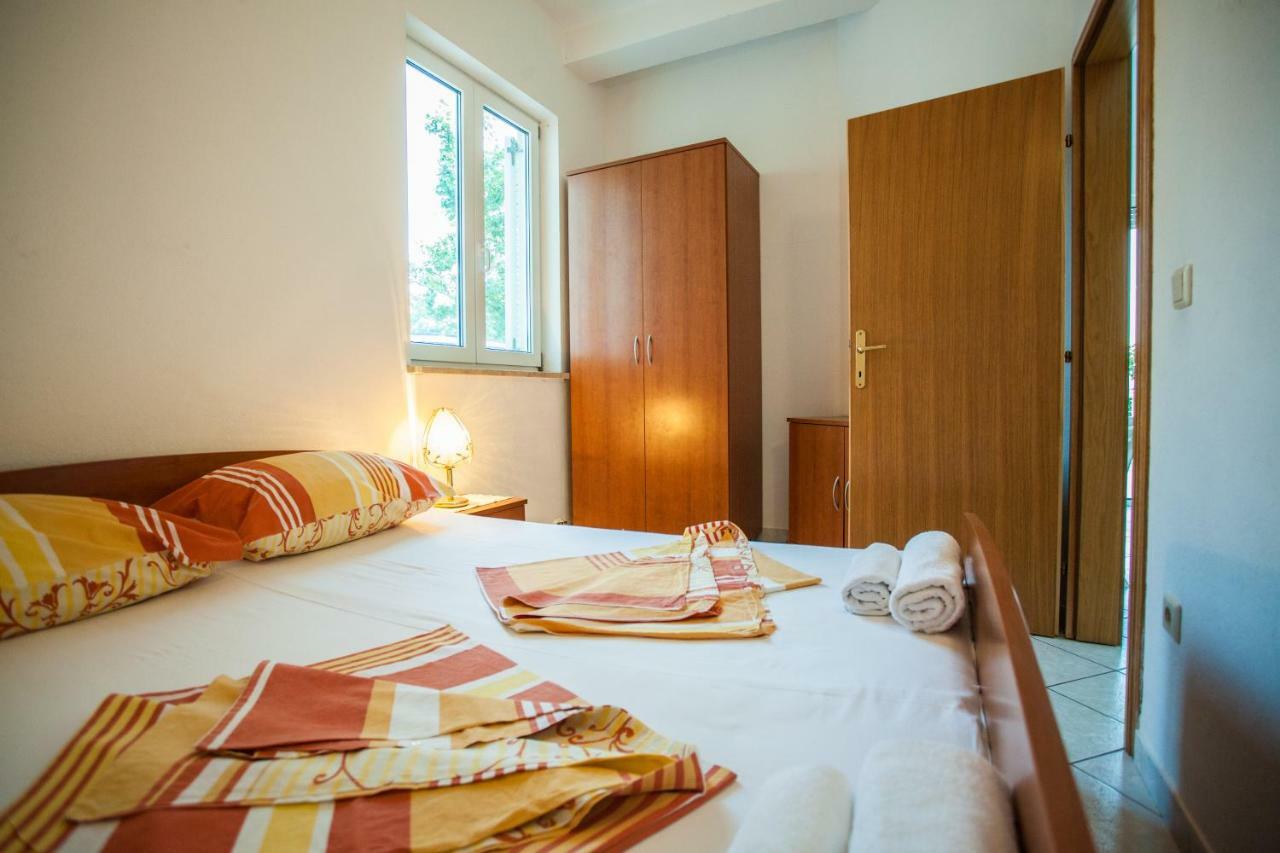Apartments Pusic Омиш Экстерьер фото