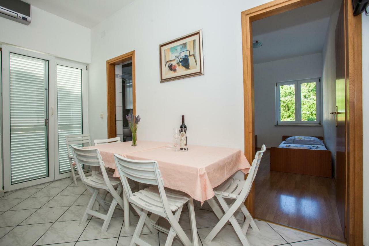 Apartments Pusic Омиш Экстерьер фото