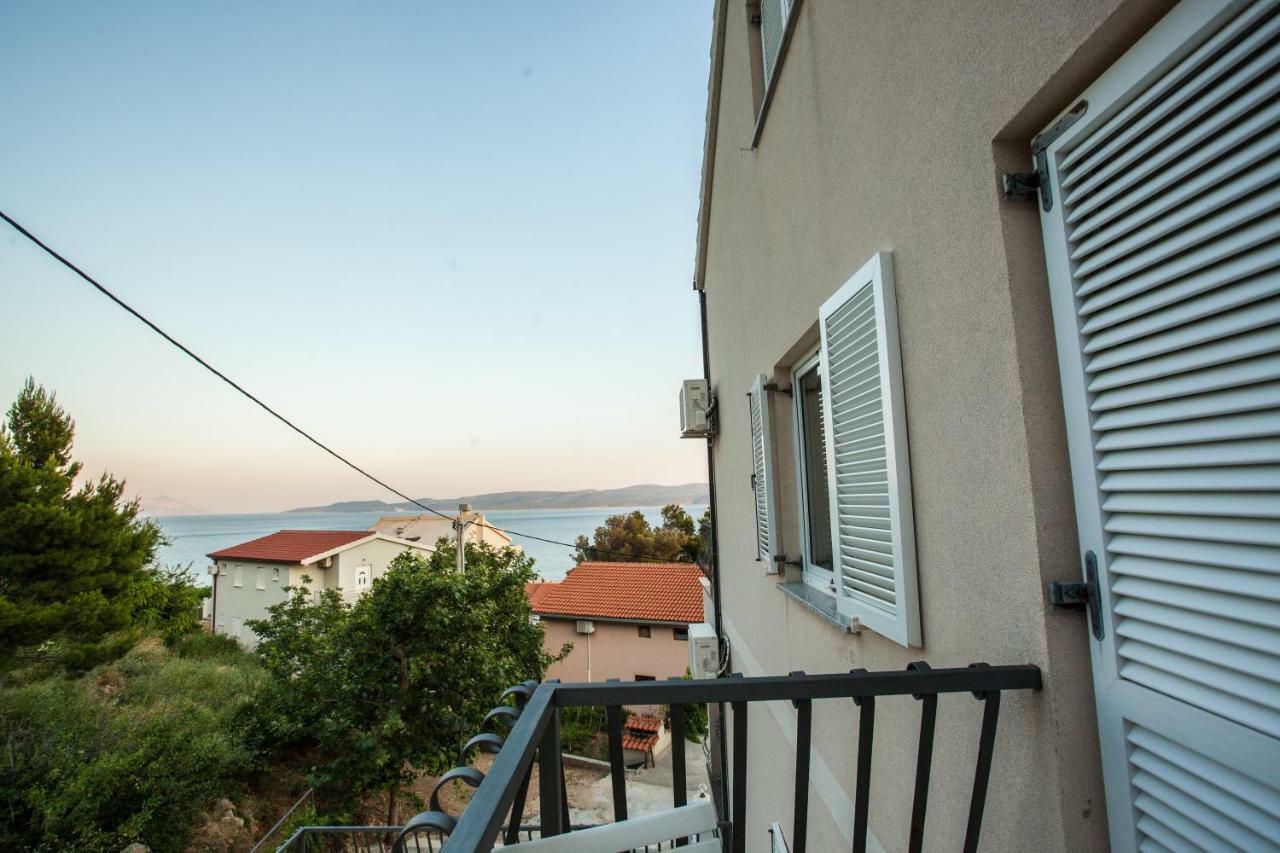 Apartments Pusic Омиш Экстерьер фото